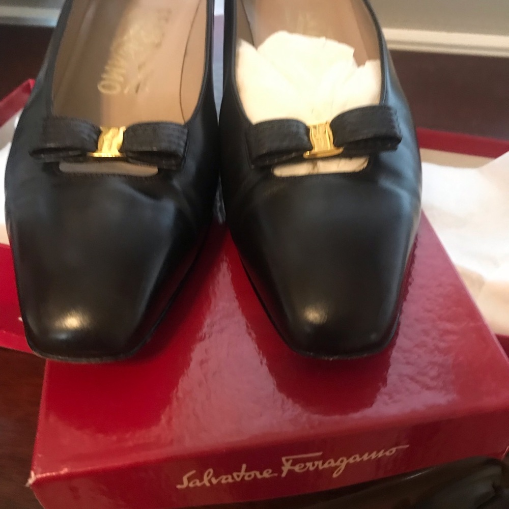 Ferragamo brown bow heel